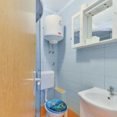 Two-bedroom In Lejlighed Povljana